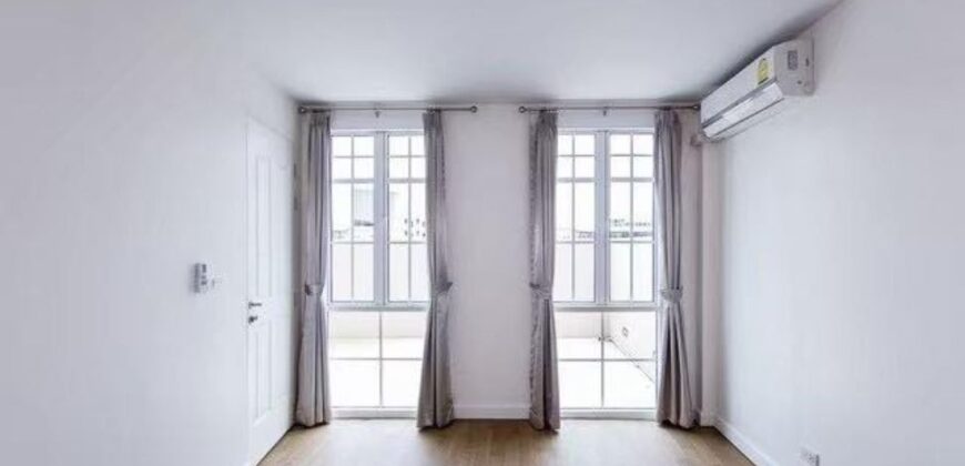 Townhouse for Rent at Sukhumvit 77 3 bedrooms 1 working room