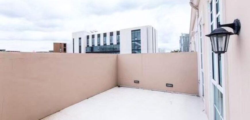 Townhouse for Rent at Sukhumvit 77 3 bedrooms 1 working room