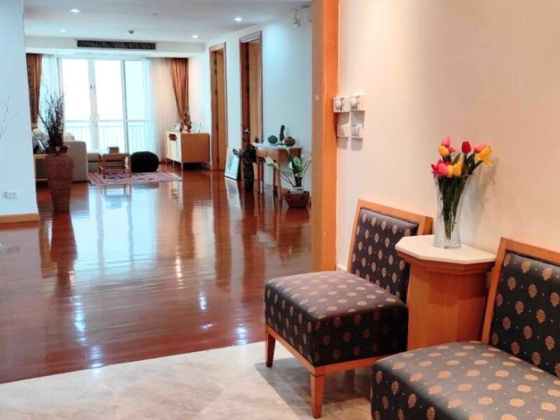 3 bedrooms Family Condo for Rent at Sukhumvit 22 Bangkok