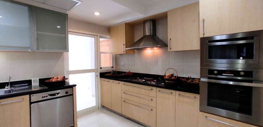 3 bedrooms Family Condo for Rent at Sukhumvit 22 Bangkok