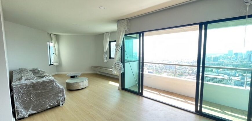 Condo for Rent 3 bedrooms with 1 maid room at 230 sq.m. Sathorm Area
