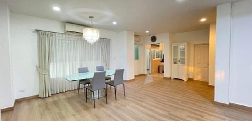 บ้านเดี่ยวหลังมุม 78 ตร.วา พร้อมสนามหญ้าใหญ่ ใจกลางกรุงเทพ