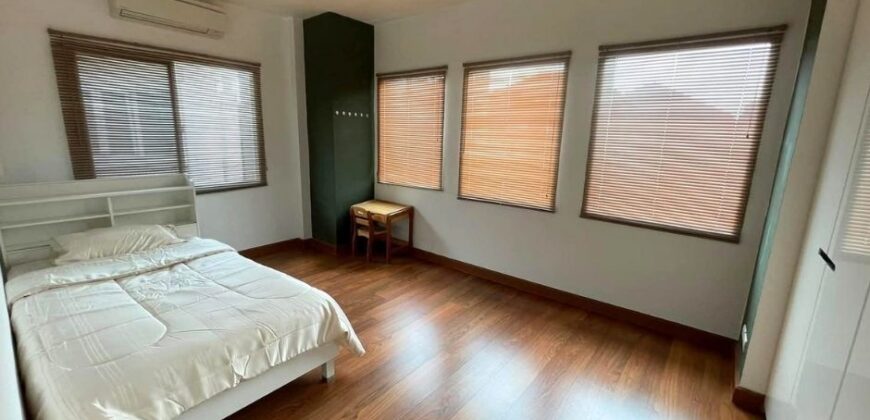 บ้านเดี่ยวหลังมุม 78 ตร.วา พร้อมสนามหญ้าใหญ่ ใจกลางกรุงเทพ