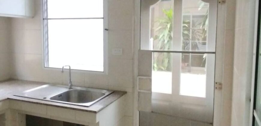 ขายบ้านเดี่ยวสุขาภิบาล 2 บ้านพร้อมอยู่  บ้านมีบริเวณ 3 ห้องนอน ลงทุนซื้อบ้านหลังนี้คุ้ม บ้านสวยน่าอยู่