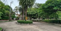 ขายบ้านเดี่ยวสุขาภิบาล 2 บ้านพร้อมอยู่  บ้านมีบริเวณ 3 ห้องนอน ลงทุนซื้อบ้านหลังนี้คุ้ม บ้านสวยน่าอยู่