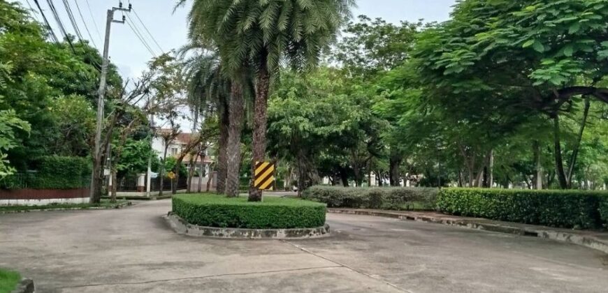 ขายบ้านเดี่ยวสุขาภิบาล 2 บ้านพร้อมอยู่  บ้านมีบริเวณ 3 ห้องนอน ลงทุนซื้อบ้านหลังนี้คุ้ม บ้านสวยน่าอยู่