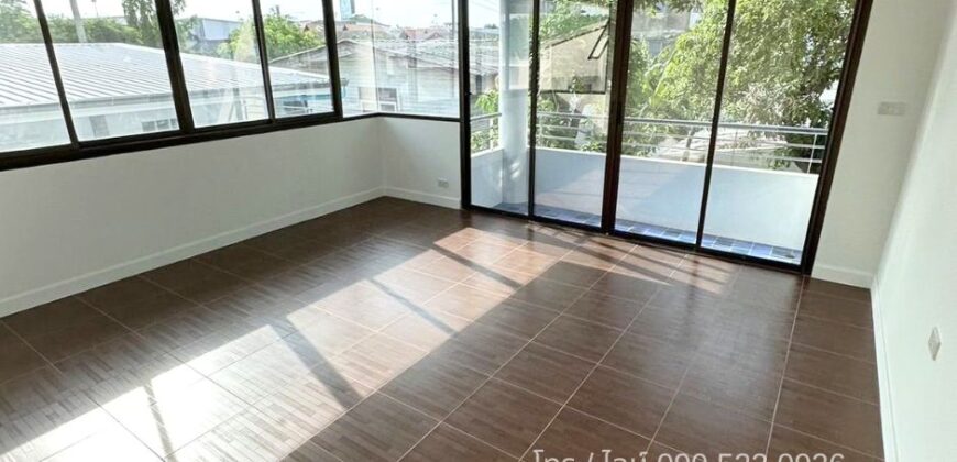 ขายโฮมออฟฟิศ 3 ชั้น ลาดพร้าว 98 | ใกล้รถไฟฟ้าสายสีเหลือง จอดรถได้ 4 คัน