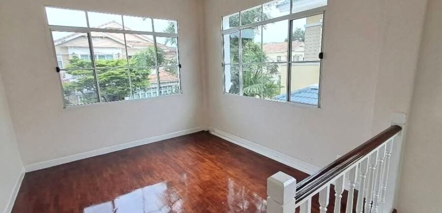 ขายบ้านเดี่ยวสุขาภิบาล 2 บ้านพร้อมอยู่  บ้านมีบริเวณ 3 ห้องนอน ลงทุนซื้อบ้านหลังนี้คุ้ม บ้านสวยน่าอยู่
