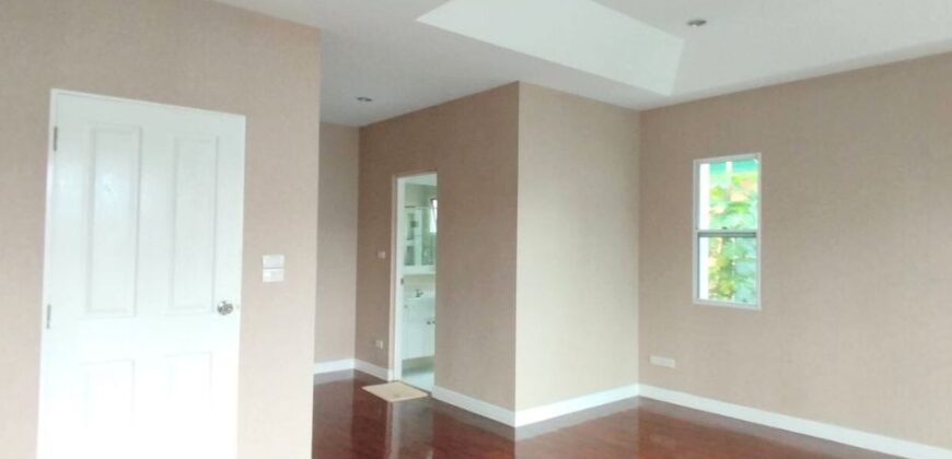 ขายบ้านเดี่ยวสุขาภิบาล 2 บ้านพร้อมอยู่  บ้านมีบริเวณ 3 ห้องนอน ลงทุนซื้อบ้านหลังนี้คุ้ม บ้านสวยน่าอยู่